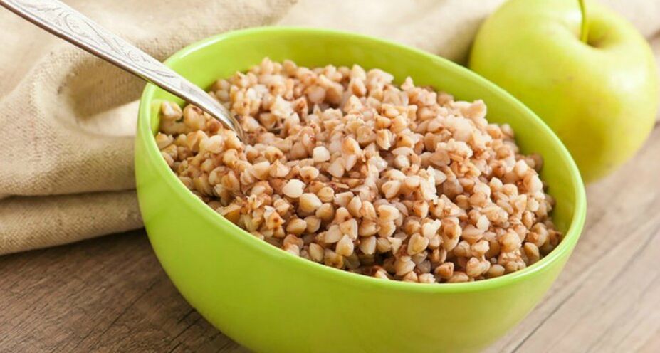 Saracen wheat porridge with an apple
