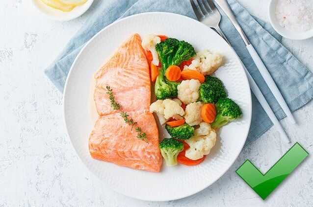 With gastritis, you can eat lean fish with boiled vegetables. 